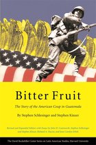 Boekcover 'Bitter Fruit', met een soldaat met een geweer en de Amerikaanse vlag op een gele achtergrond.