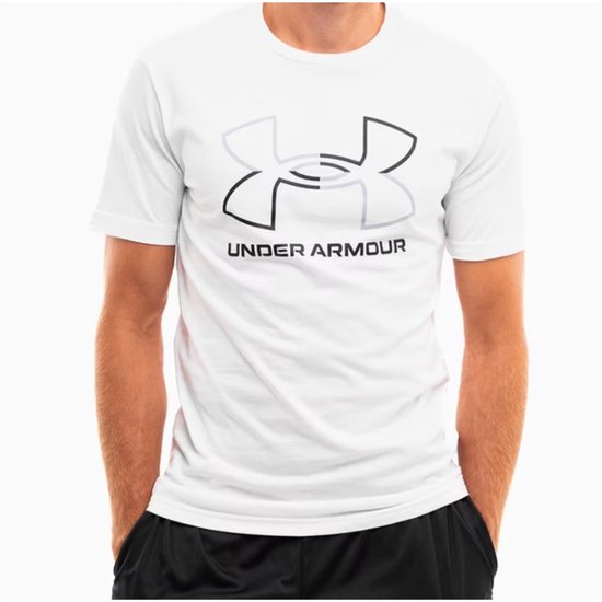Wit Under Armour shirt met een grijs en zwart logo op de borst, gedragen door een man.
