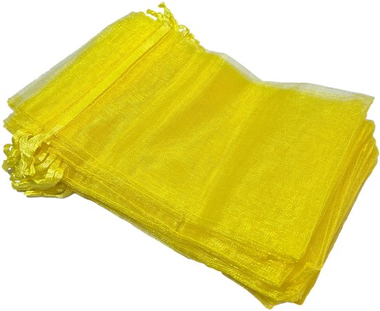 Une pile d'environ 10 sachets en organza jaunes vides avec cordon de serrage, ouverts sur le devant.