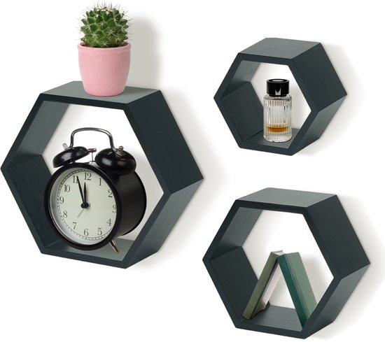 Drie donkergrijze hexagon wandplanken, een met een plant, een met een parfumflesje en een met boeken.
