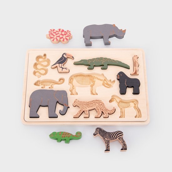 Houten safari dierenpuzzel met skeletten van dieren en losse houten figuren van dieren.