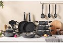 Un comptoir de cuisine avec un grand ensemble de casseroles et d'ustensiles.