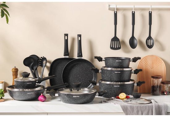 Un comptoir de cuisine avec un grand ensemble de casseroles et d'ustensiles.