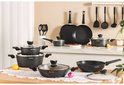 Un comptoir de cuisine avec un ensemble de casseroles et des ustensiles.