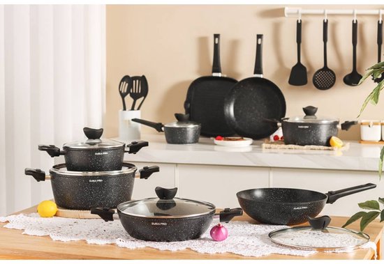 Un comptoir de cuisine avec un ensemble de casseroles et des ustensiles.
