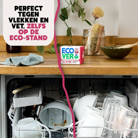 Pakje Ecover All-in-One vaatwastabletten staat op een houten aanrecht, naast een vaatwasser vol vuile vaat.