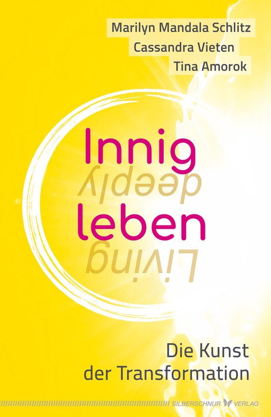 Boek 'Innig leven' met auteurs Marilyn Mandala Schlitz, Cassandra Vieten en Tina Amorok op gele achtergrond met cirkelvormige tekst.