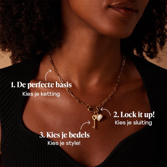 Hals van vrouw met gouden ketting met hart en sleutelhanger bedel