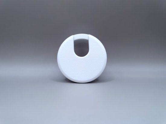 Witte ronde kabeldoorvoer met een inkeping.