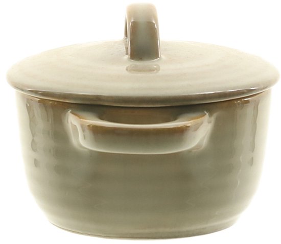 Lichtbruine keramische mini-braadpan met deksel en handvatten.