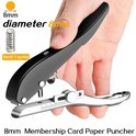 Hand die een zwarte perforator vasthoudt, met indicatie voor 8mm diameter en een extra veer.
