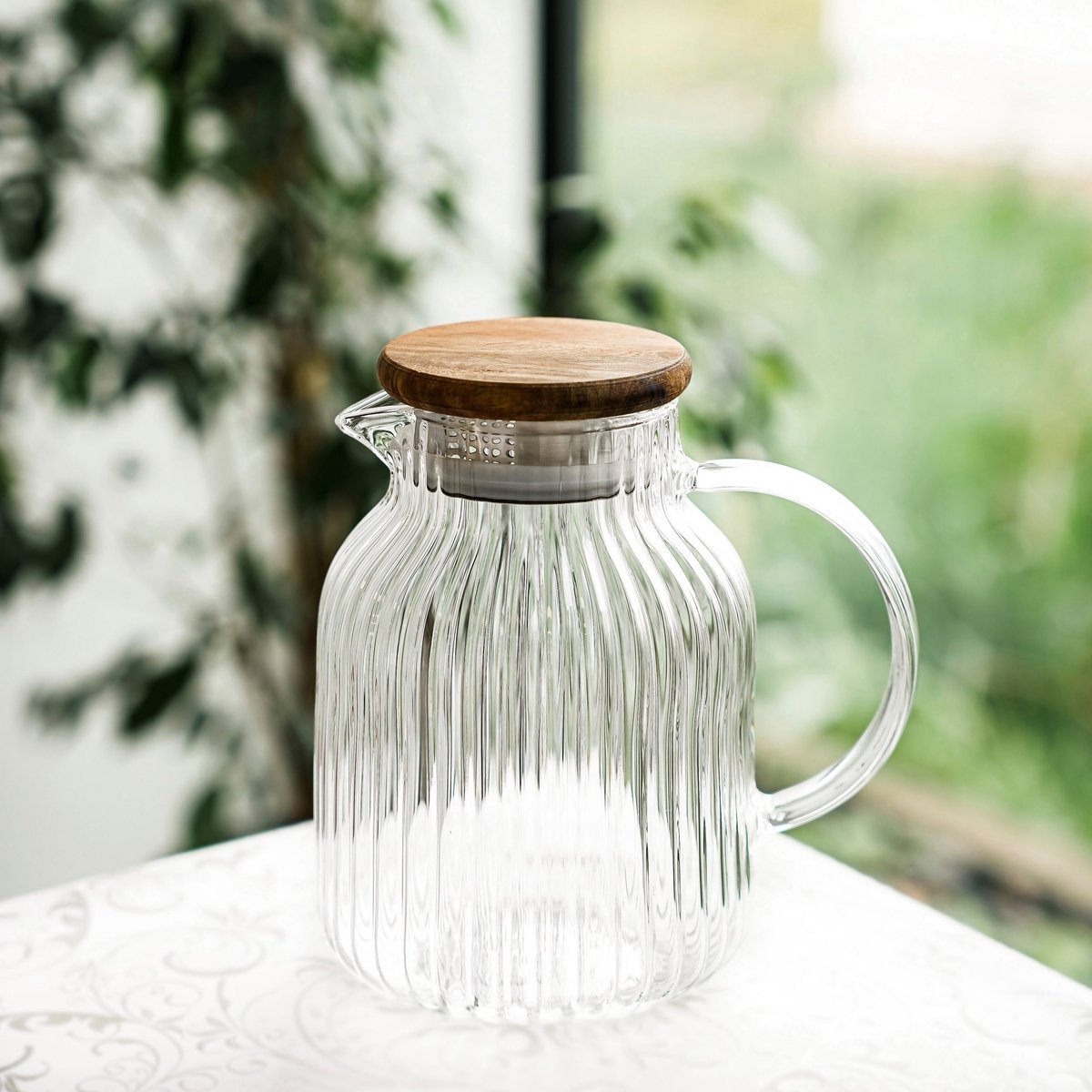 Almina Schenkkan - Acaciahout Deksel - 1.5L - Anti Drup - Geribbeld Design