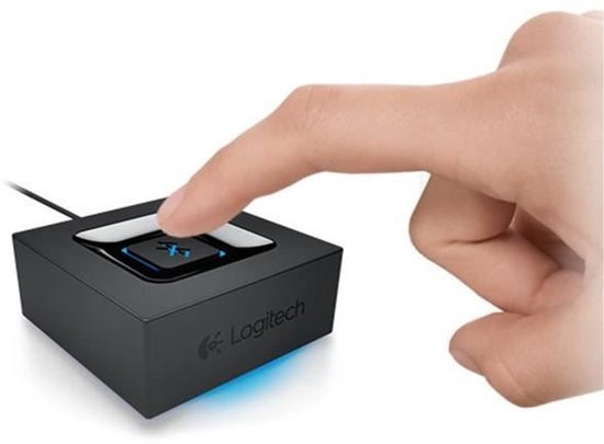 Een hand drukt op het blauw verlichte Bluetooth-logo van een zwarte adapter met Logitech-logo.