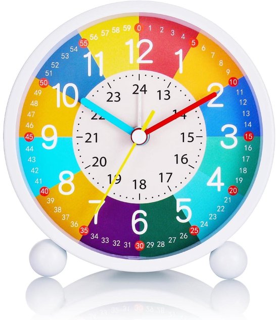 Un réveil blanc avec un cadran coloré indiquant les chiffres de 1 à 12 et les marques de 24 heures.