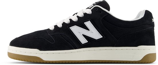 Zwarte suède New Balance sneakers met witte N-logo's, witte veters en bruine zool.