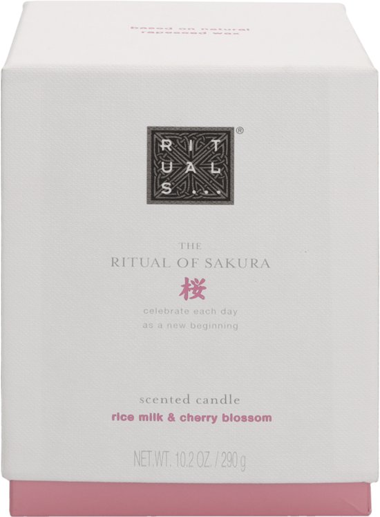 Witte verpakking van The Ritual of Sakura geurkaars, met tekst 'rice milk & cherry blossom'.