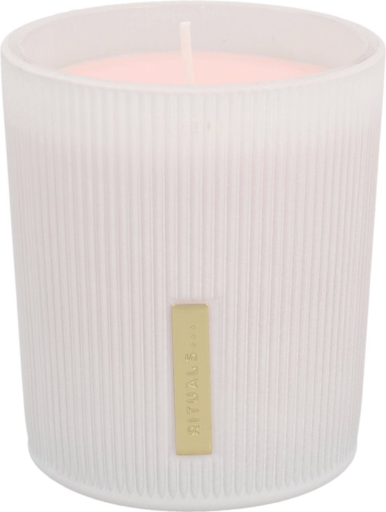Witte geribbelde geurkaars met roze inhoud van The Ritual of Sakura.