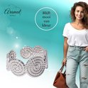 Zilverkleurige verstelbare ring met gedraaide cirkelmotieven, gedragen door een model met spijkerbroek.