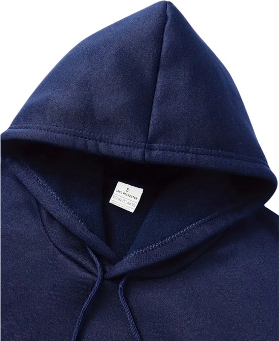 Donkerblauw joggingpak, capuchon detail met trekkoord en maatlabel.