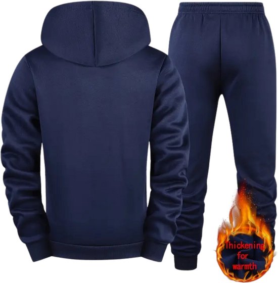 Donkerblauw joggingpak met capuchon en trekkoord. Broek met elastische taille en kappen met print.
