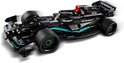 Gemonteerde zwarte LEGO Technic Mercedes-AMG F1 W14 raceauto met groene buizen en sponsorlogo's.