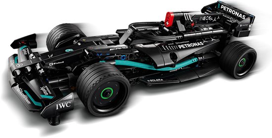 Gemonteerde zwarte LEGO Technic Mercedes-AMG F1 W14 raceauto met groene buizen en sponsorlogo's.
