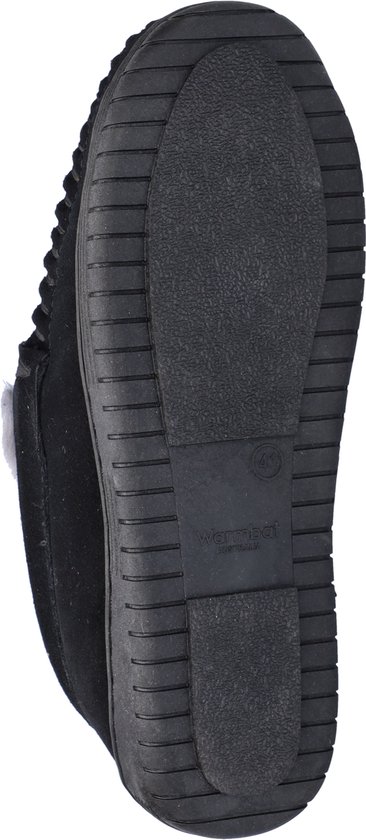 Onderkant van een zwarte pantoffel met profielzool en 'Warmbat'-logo.