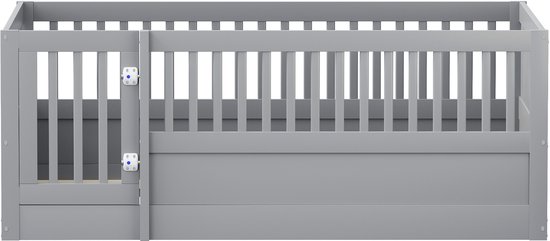 Grijs houten kinderbedframe van 200 x 140 cm met hekken en een deurtje.