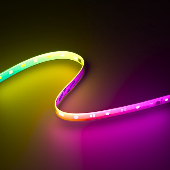 Flexibele Calex LED-strip die overgaat van geel naar roze en paars, met individueel aanstuurbare LED's.