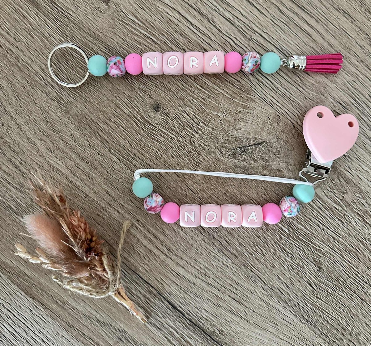 Fopspeenketting en sleutelhanger met naam - Gepersonaliseerd kraamcadeau - Cadeau gepersonaliseerd - Kraamcadeau met naam - Flower Pink Mint