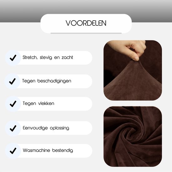 Een hand die de rekbare, zachte, donkerbruine fluwelen stof van de bankhoes test.