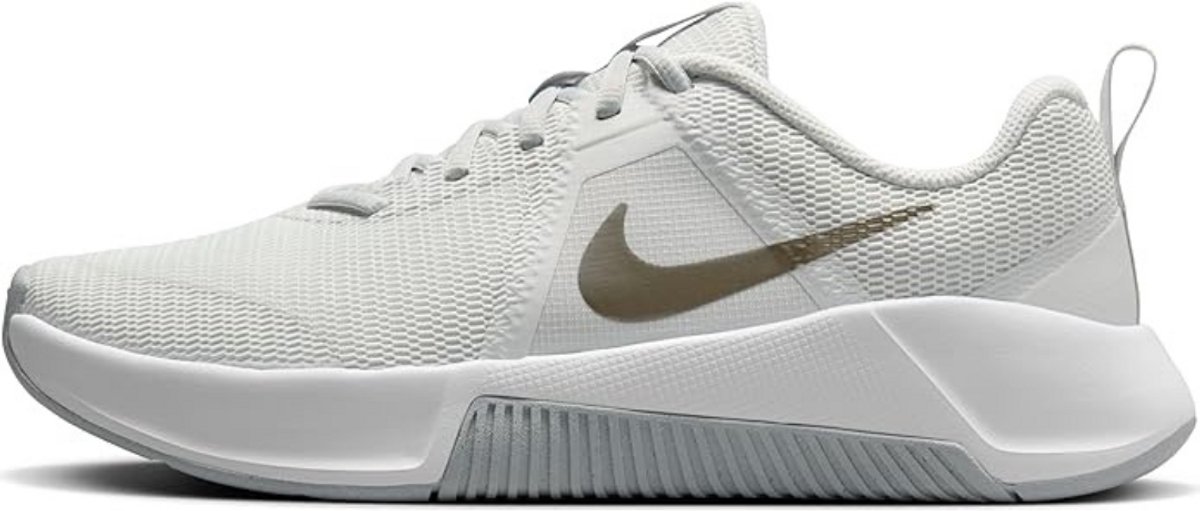 Nike MC Trainer 3 – Photon Dust Metallic Pewter Fitness Sportschoenen Dames Doos Zonder Deksel Wit