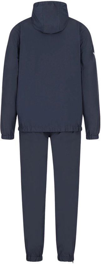 Een marineblauw EA7 trainingspak, van achteren gezien, met capuchon en EA7 logo op de mouw.
