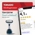 Witte en turquoise handstomer naast een smartphone met productrecensies. Tekst: "Tomado Kledingstomer TSH1201W".