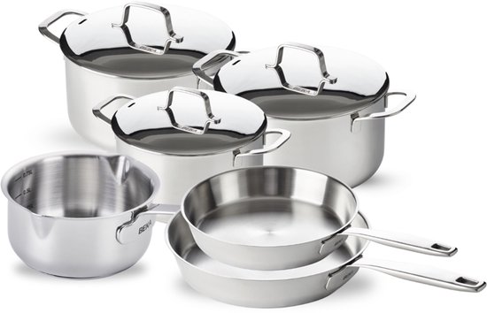 Casseroles et saucepan en inox avec couvercles brillants. Deux poêles avec corps en inox.