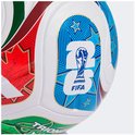 Close-up van wit voetbal met rode, blauwe en groene ontwerpen. Het '20 FIFA' logo is prominent aanwezig.