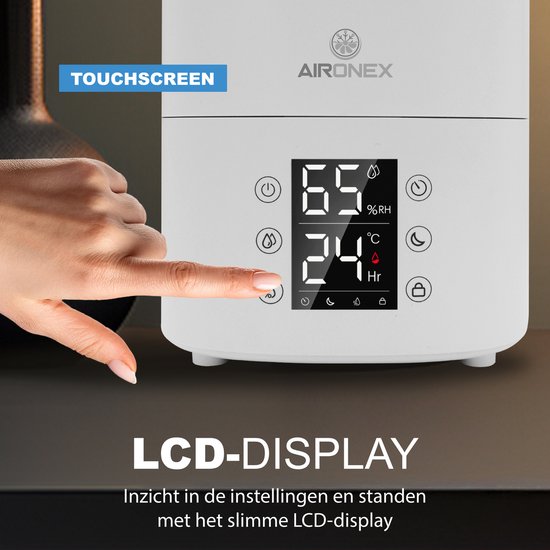 Close-up van een vinger die een touchscreen bedient op het LCD-display van de witte Aironex luchtbevochtiger. Het display toont de instellingen.