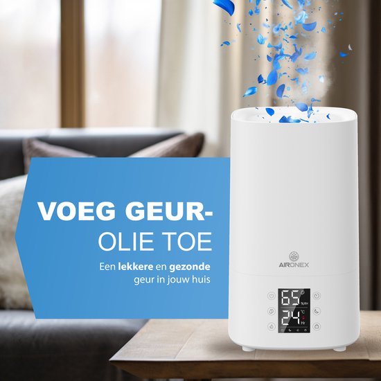 Witte Aironex luchtbevochtiger met stoom, digitale display en blauwe blaadjes die eruit vallen. Het 'Voeg geur-olie toe' gedeelte wordt benadrukt.