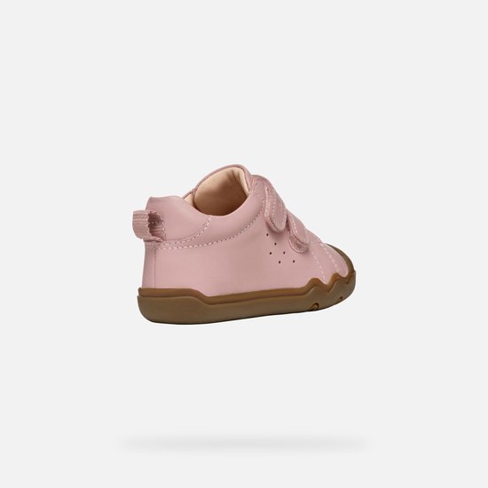 Roze sneaker met bruine zool, twee klittenbandsluitingen en lusje aan de achterkant.