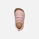 Bovenkant van roze sneaker met twee klittenbandsluitingen en Geox logo.