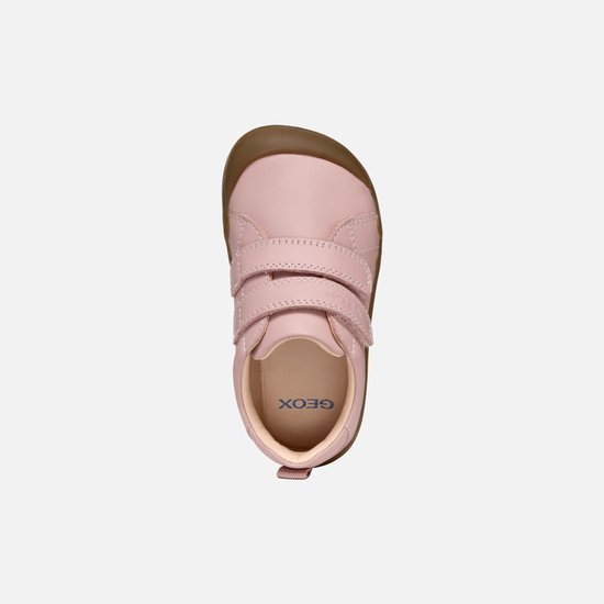 Bovenkant van roze sneaker met twee klittenbandsluitingen en Geox logo.