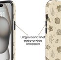 Telefoonhoesje met beige achtergrond, bedrukt met schelpen en zeedieren. De knoppen zijn gemarkeerd.