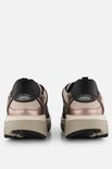 Achterkant van grijze leren sneakers met beige mesh. Zwarte lussen en 'rolling soft' logo op de hiel.