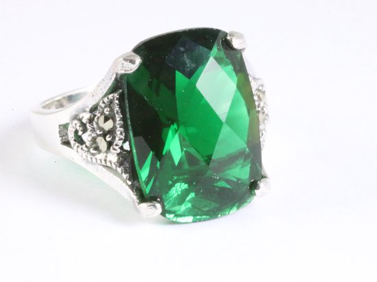 Bague en argent avec saphir vert et marcassite - taille 19,5