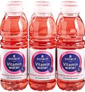 Drie flessen Sourcy Vitamin water met framboos granaatappel smaak. De drank is roze en bevat 0% suiker.