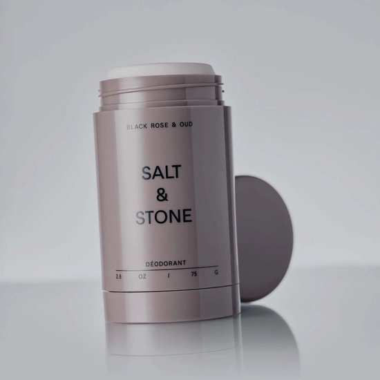 Lichtroze Salt & Stone deodorantstick met dop eraf. Tekst 'Black Rose & Oud' en 'Deodorant'.
