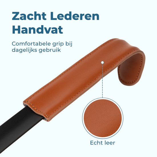 Bruin lederen handvat van een zwarte schoenlepel. Gemaakt van echt leer.