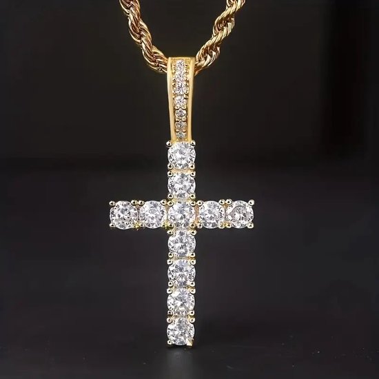 Gouden kruishanger met sprankelende witte stenen en een gedraaide gouden ketting.