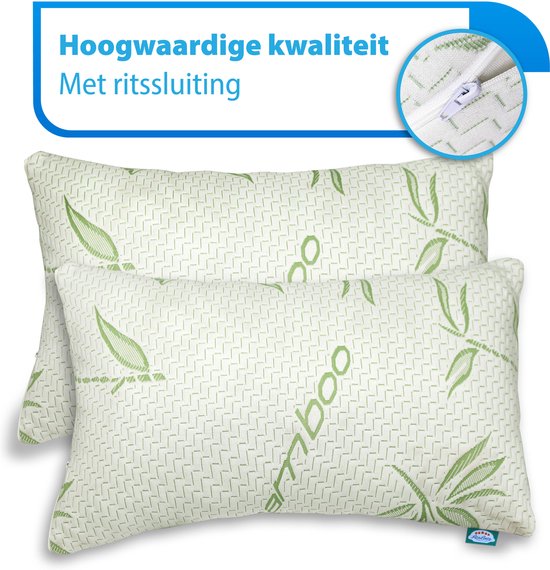 Twee rechthoekige witte kussens met een groen bamboebladpatroon en een ritsluiting.