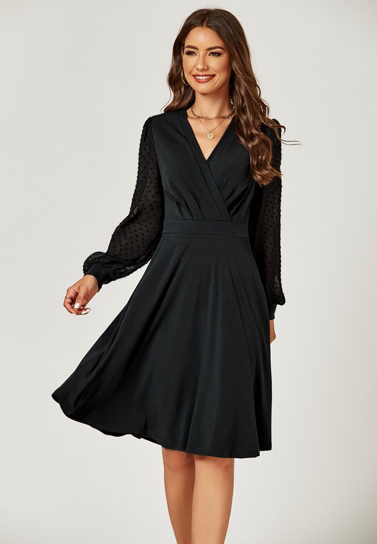 Zwarte midi-jurk met lange chiffonmouwen met stippen en overslaglijfje.